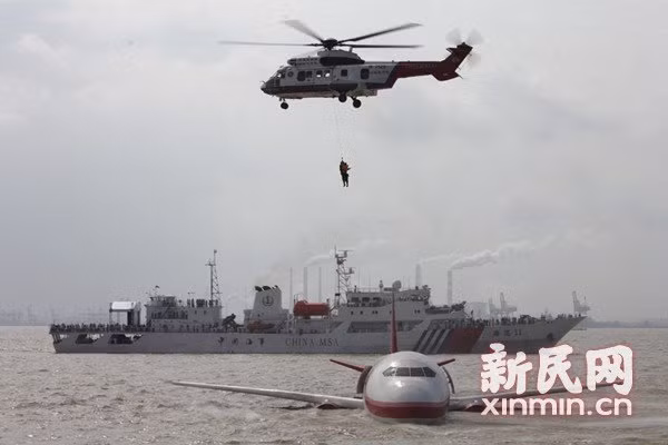 Trực thăng tham gia công tác cứu hộ. Trực thăng tham gia công tác cứu hộ.