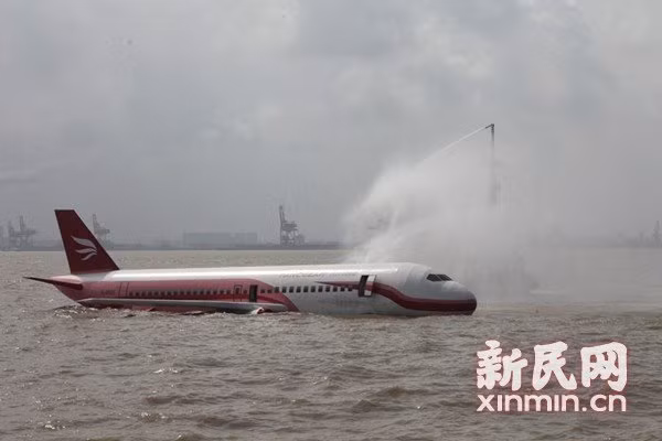 Phun nước dập đám cháy trên máy bay. Phun nước dập đám cháy trên máy bay.