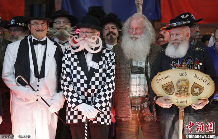 Các quý ông đã chuẩn bị rất chu đáo khi lựa chọn cho mình những trang phục, chiếc mũ, phụ kiện thật phù hợp với bộ râu của mình.