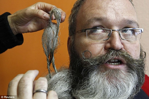 Ông Elmar Weisser còn được vợ phụ giúp công tác chuẩn bị trước khi thi.