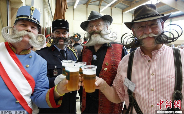 Các thí sinh nâng cốc chúc mừng nhau khi hội tụ tại cuộc thi.