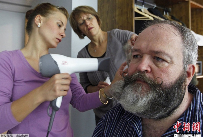 Công đoạn chăm sóc bộ râu không phải đơn giản.