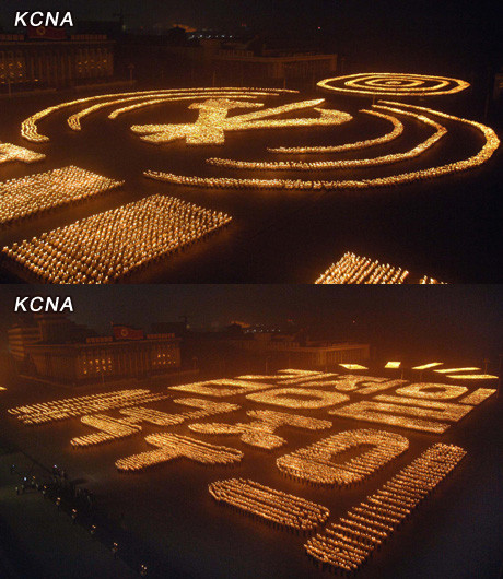 Đội biểu diễn còn tạo nhiều hình khác nhau như ngôi sao, ngọn đuốc.