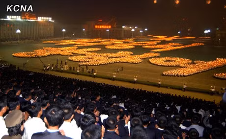 Hàng nghìn người dân, bao gồm cả các thanh niên đã tới quảng trường chiêm ngưỡng những kiệt tác bằng đuốc.