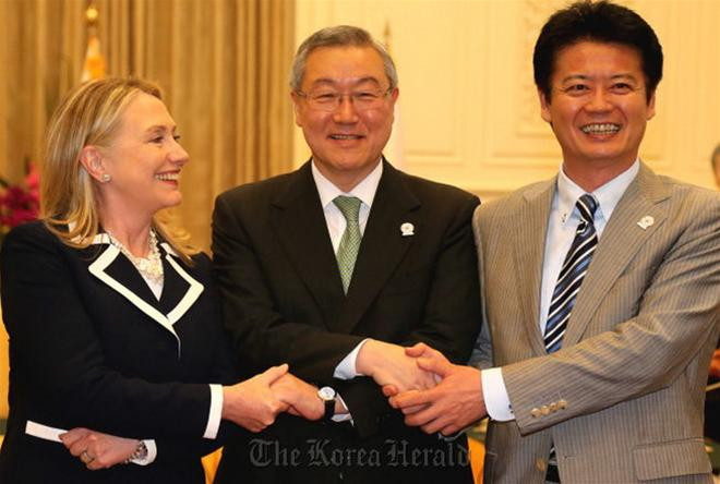 Ngoại trưởng Mỹ Hillary Clinton cùng hai người đồng cấp Nhật Bản Koichiro Gemba (phải) và Hàn Quốc Kim Sung Hwan. Ngoại trưởng Mỹ Hillary Clinton cùng hai người đồng cấp Nhật Bản Koichiro Gemba (phải) và Hàn Quốc Kim Sung Hwan.
