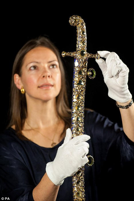 Thanh kiếm được làm bằng vàng, tráng men với màu xanh lam, xanh lá cây và màu đỏ.