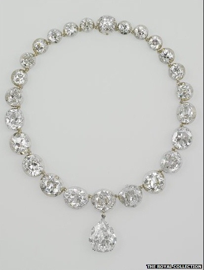 Chiếc vòng cổ Coronation của Nữ hoàng Victoria. Sau này, món đồ trang sức đã được các Nữ hoàng Alexandra, Mary, Hoàng Thái hậu Elizabeth và Nữ hoàng Elizabeth II đeo khi trị vì.