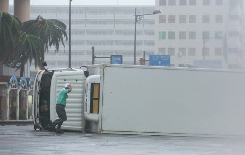 Xe tải hạng nặng bị lật giữa đường. Xe tải hạng nặng bị lật giữa đường.