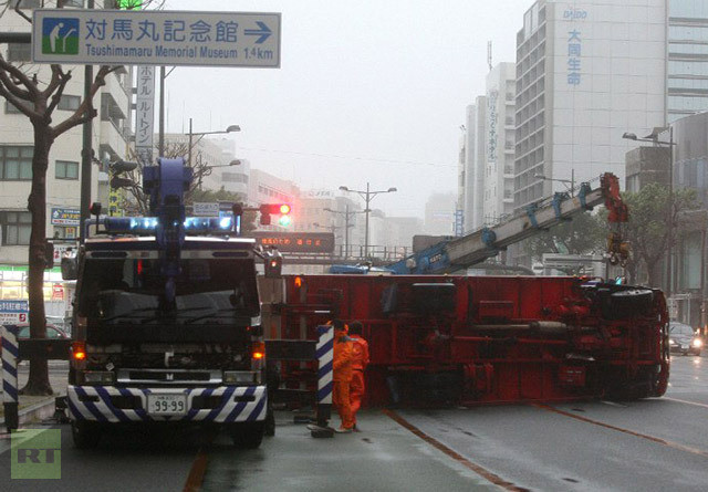 Thành phố Naha của tỉnh Okinawa đã có một ngày giao thông hỗn loạn vì cơn bão khi nhiều chiếc ô tô đã bị lật giữa đường. Thành phố Naha của tỉnh Okinawa đã có một ngày giao thông hỗn loạn vì cơn bão khi nhiều chiếc ô tô đã bị lật giữa đường.