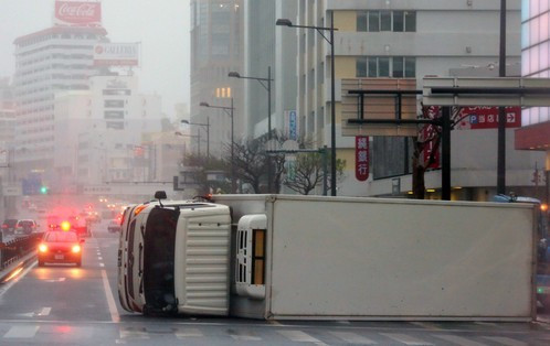 Xe tải hạng nặng bị lật giữa đường. Xe tải hạng nặng bị lật giữa đường.