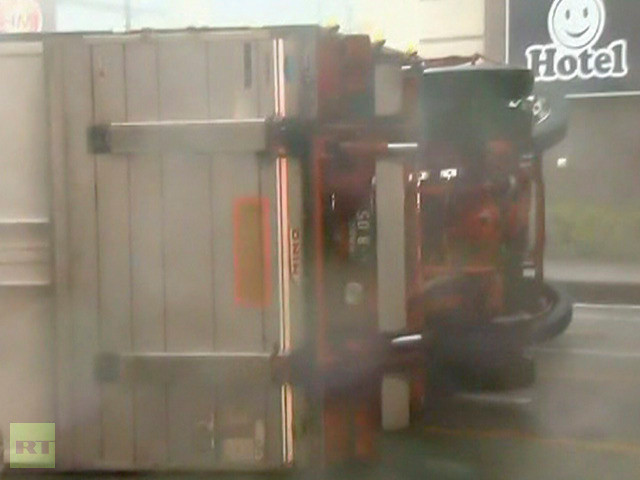 Bão quật ngã container, lật ngửa bụng xe hơi. Bão quật ngã container, lật ngửa bụng xe hơi.