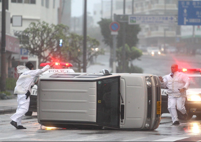 Cảnh sát khu vực đã được huy động ứng phó tình hình thiệt hại do bão lớn. Cảnh sát khu vực đã được huy động ứng phó tình hình thiệt hại do bão lớn.