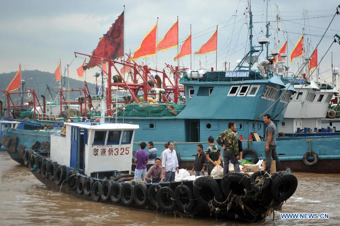 Tàu Ngư chính 325 chuẩn bị cùng ngư dân Trung Quốc đổ ra biển Hoa Đông. Tàu Ngư chính 325 chuẩn bị cùng ngư dân Trung Quốc đổ ra biển Hoa Đông.
