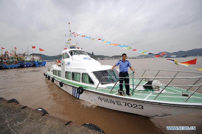 Tàu Hải giám 7032 chuẩn bị ra khơi hộ tống "hạm đội tàu cá" này. Tàu Hải giám 7032 chuẩn bị ra khơi hộ tống "hạm đội tàu cá" này.