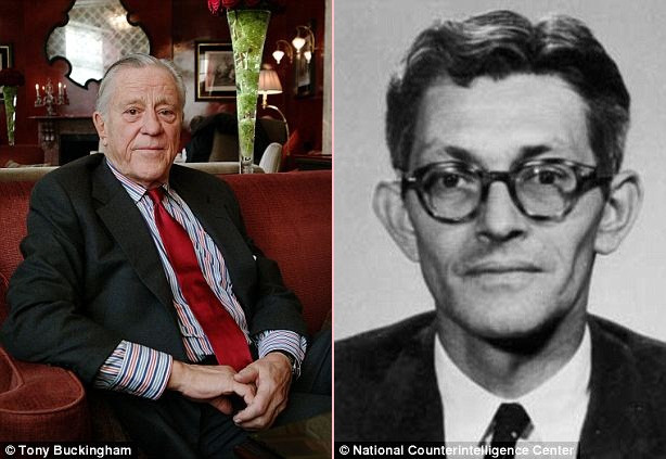 Ben Bradlee (trái) - em rể của Meyer đã đi tìm cuốn nhật ký một ngày sau khi cô bị ám sát. Tại đây, ông đã gặp James Angleton (phải) là nhân viên CIA.