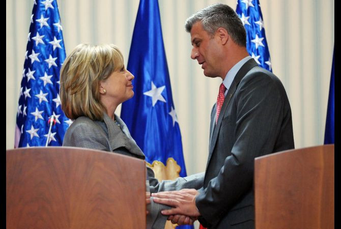 Ngoại trưởng Mỹ Hillary Clinton và Thủ tướng Kosovo - Hashim Thaci. Ngoại trưởng Mỹ Hillary Clinton và Thủ tướng Kosovo - Hashim Thaci.