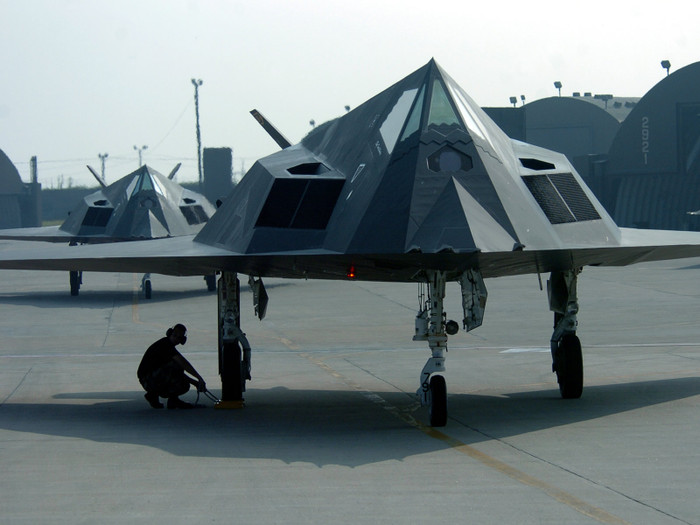 Máy bay tàng hình F-117 của Mỹ . Máy bay tàng hình F-117 của Mỹ .