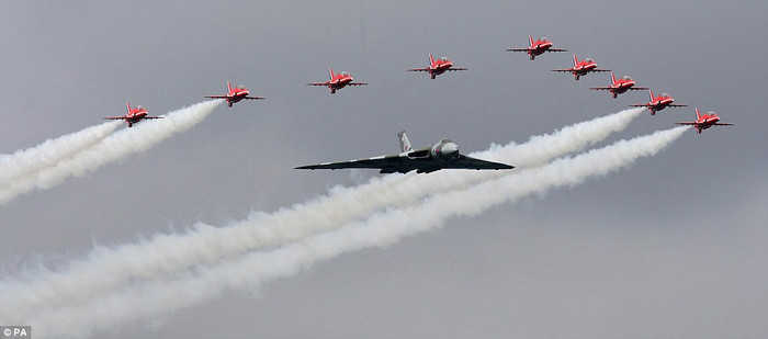 Màn nhả khói của phi đội Mũi tên đỏ.