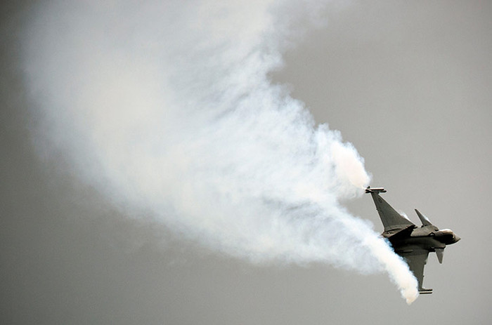 Chiếc Saab Gripen nhào lộn trên bầu trời.