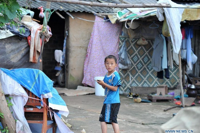 Những căn nhà tạm bợ là nơi trú chân qua ngày của những người bới rác. Những căn nhà tạm bợ là nơi trú chân qua ngày của những người bới rác.