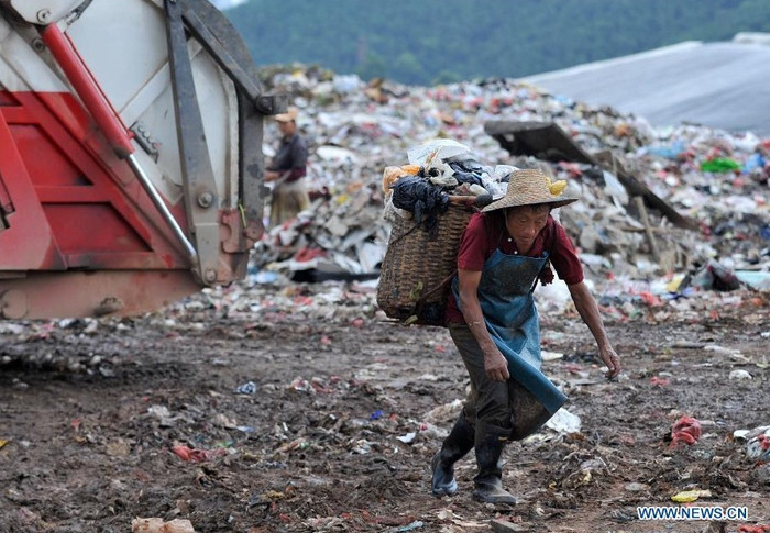 ...và chấp nhận những nhọc nhằn nặng trĩu trên lưng. ...và chấp nhận những nhọc nhằn nặng trĩu trên lưng.