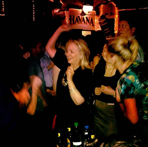 Ngoại trưởng Mỹ đã có thời gian nhảy múa trong hộp đêm.