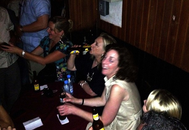 Bà Clinton không ngần ngại uống cả chai bia.