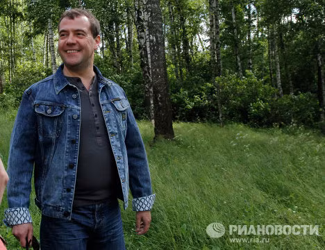 Vào ngày 30/6, Thủ tướng Medvedev đã tổ chức một cuộc họp không chính thức ngoại ô Moscow với các thành viên trong chính phủ.