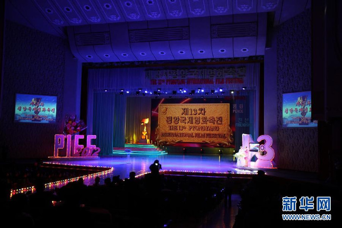 Nhà lãnh đạo quá cố của Bắc Triều Tiên Kim Jong-il cũng nổi tiếng là một người yêu thích điện ảnh. Nhà lãnh đạo quá cố của Bắc Triều Tiên Kim Jong-il cũng nổi tiếng là một người yêu thích điện ảnh.