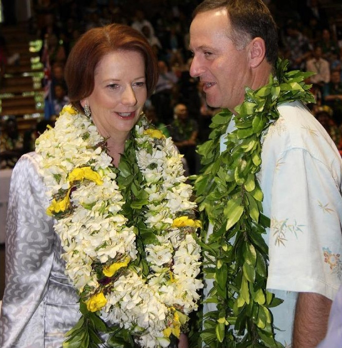 Thủ tướng Australia Julia Gillard (trái) tại Hội trường quốc gia ở Rarotonga, đảo Cook. Thủ tướng Australia Julia Gillard (trái) tại Hội trường quốc gia ở Rarotonga, đảo Cook.