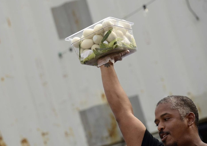 Trọng tài cầm cả một hộp trứng vịt lộn trước khi cuộc thi bắt đầu. Trọng tài cầm cả một hộp trứng vịt lộn trước khi cuộc thi bắt đầu.