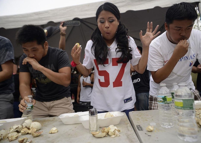Những quả trứng vịt được ấp khoảng 11 đến 14 ngày đã được luộc chín và thêm chút gia vị để các thí sinh trổ tài ăn uống Những quả trứng vịt được ấp khoảng 11 đến 14 ngày đã được luộc chín và thêm chút gia vị để các thí sinh trổ tài ăn uống
