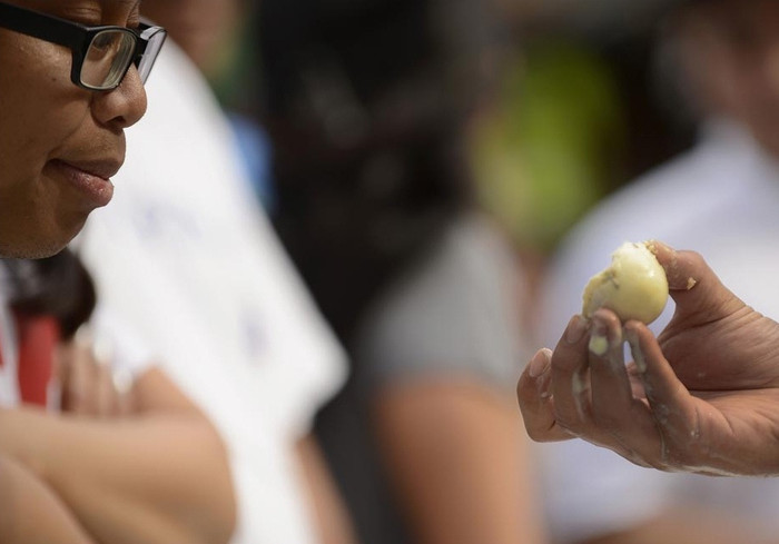 Đối với nhiều người, món ăn này có thể gây cảm giác sợ hãi. Nhưng đây là đặc sản ẩm thực nổi tiếng của Đông Nam Á, đặc biệt là ở Philippines, nơi mà người dân hầu như mỗi ngày đều ăn trứng vịt lộn. Đối với nhiều người, món ăn này có thể gây cảm giác sợ hãi. Nhưng đây là đặc sản ẩm thực nổi tiếng của Đông Nam Á, đặc biệt là ở Philippines, nơi mà người dân hầu như mỗi ngày đều ăn trứng vịt lộn.