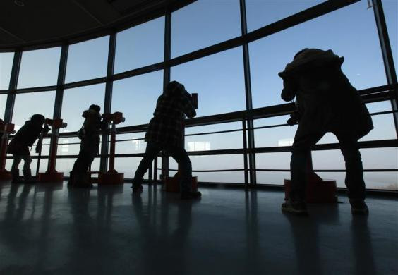 Các khách du lịch nhìn về phía Triều Tiên qua ống nhòm tại Đài quan sát gần khu DMZ ngăn cách hai miền