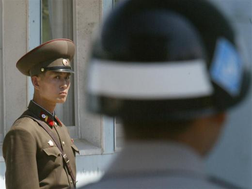 Lính Triều Tiên và Hàn Quốc đứng bảo vệ tại làng đình chiến Panmunjom trong khu phi quân sự ngăn cách hai miền Triều Tiên.