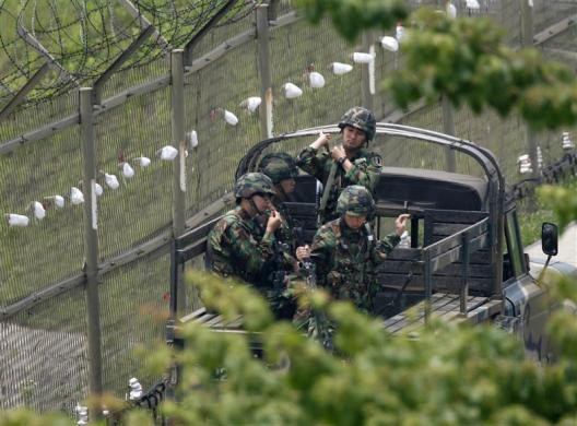 Binh lính Hàn Quốc tuần tra gần khu phi quân sự.