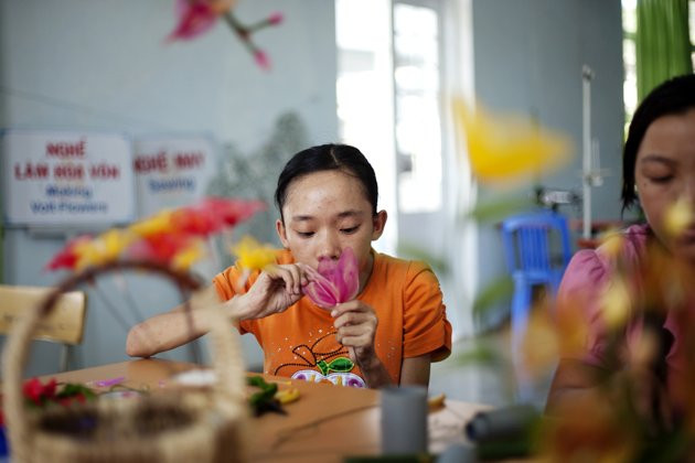 Những đứa trẻ bị ảnh hưởng di truyền từ cha mẹ đang học cách làm hoa tại trung tâm phục hồi chức năng. Những đứa trẻ bị ảnh hưởng di truyền từ cha mẹ đang học cách làm hoa tại trung tâm phục hồi chức năng.