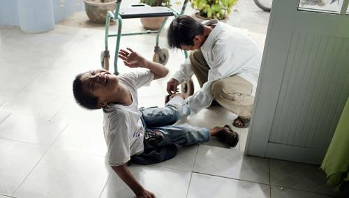 Cậu bé Lê Văn Tâm, 14 tuổi và cha mình. Cậu bé Lê Văn Tâm, 14 tuổi và cha mình.