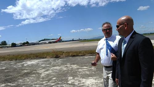 Quan chức Mỹ tại khu vực sân bay Đà Nẵng. Quan chức Mỹ tại khu vực sân bay Đà Nẵng.