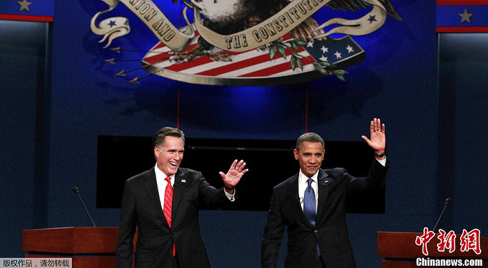 Hai đối thủ vẫy tay chào các khán giả. Dẫn dắt cuộc tranh luận là nhà báo kỳ cựu đài PBS Jim Lehrer. Ông đặt câu hỏi cho từng ứng cử viên.