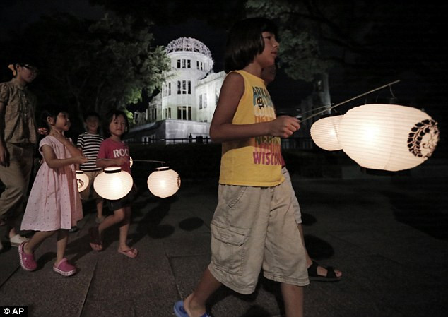 Ở Hiroshima, trẻ em Nhật Bản thắp đèn lồng - biểu tượng cho hòa bình và bày tỏ nỗi buồn. Ở Hiroshima, trẻ em Nhật Bản thắp đèn lồng - biểu tượng cho hòa bình và bày tỏ nỗi buồn.