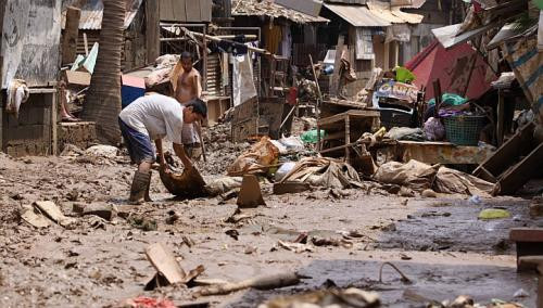Giữa lúc người dân Manila và nhiều khu vực khác ở Philippines đang vật lộn với việc khôi phục sau lũ thì sáng ngày 13/8, cơ quan dự báo thời tiết Philippines đã cảnh báo về áp thấp nhiệt đới, được phát hiện cách khoảng 600 km ngoài khơi bờ biển phía đông của nước này trên Thái Bình Dương và có thể gây mưa lớn. Giữa lúc người dân Manila và nhiều khu vực khác ở Philippines đang vật lộn với việc khôi phục sau lũ thì sáng ngày 13/8, cơ quan dự báo thời tiết Philippines đã cảnh báo về áp thấp nhiệt đới, được phát hiện cách khoảng 600 km ngoài khơi bờ biển phía đông của nước này trên Thái Bình Dương và có thể gây mưa lớn.