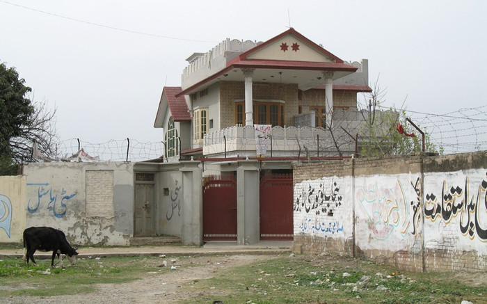 Ahmed Abdel-Fatah al-Sada - người vợ trẻ nhất của trùm khủng bố đã khai với nhân viên điều tra rằng, họ thường xuyên di chuyển qua các vùng bộ lạc trước khi đến Shangla, nơi cách Islamabad khoảng 80 dặm . Sau đó, họ sống trong ngôi nhà ở Haripur trước khi về Abbottabad vào năm 2005.