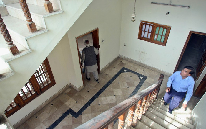 Ngôi nhà có ba phòng ngủ thoáng mát, sáng sủa và sàn được lát đá cẩm thạch. Nó còn được bao quanh bởi bức tưởng cao quá tầng một để tạo sự riêng tư cho người ở.