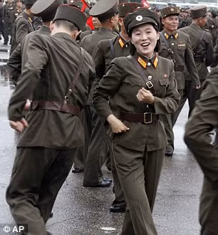 Dù trời mưa, họ vẫn rất vui vẻ và nhảy múa náo nhiệt.