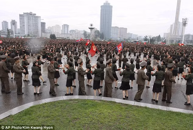 Bất chấp trời mưa, hàng nghìn binh lính nước này đã tập trung lại với nhau để gửi tới nhà lãnh đạo trẻ tuổi lời chúc mừng nồng nhiệt