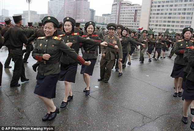 Nhà lãnh đạo trẻ Kim Jong-un đã được phong hàm Đại tướng vào tháng 9/2010 và giờ được thăng quân hàm Nguyên soái của quân đội Triều Tiên Nhà lãnh đạo trẻ Kim Jong-un đã được phong hàm Đại tướng vào tháng 9/2010 và giờ được thăng quân hàm Nguyên soái của quân đội Triều Tiên