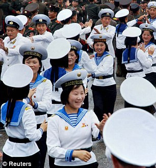 Những học sinh, sinh viên trong trang phục quân nhân Hải quân Bắc Triều Tiên múa mừng lãnh tụ Những học sinh, sinh viên trong trang phục quân nhân Hải quân Bắc Triều Tiên múa mừng lãnh tụ