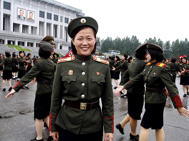 Kim Jong Gum, một học viên 19 tuổi của trường cách mạng Kang Pan Sok cho hay: "Tôi rất vui vì mong muốn ấp ủ đã lâu của chúng tôi trở thành hiện thực. Ngày 18/7 sẽ được ghi nhớ trong trái tim của chúng tôi như một ngày có ý nghĩa và tốt lành." Kim Jong Gum, một học viên 19 tuổi của trường cách mạng Kang Pan Sok cho hay: "Tôi rất vui vì mong muốn ấp ủ đã lâu của chúng tôi trở thành hiện thực. Ngày 18/7 sẽ được ghi nhớ trong trái tim của chúng tôi như một ngày có ý nghĩa và tốt lành."