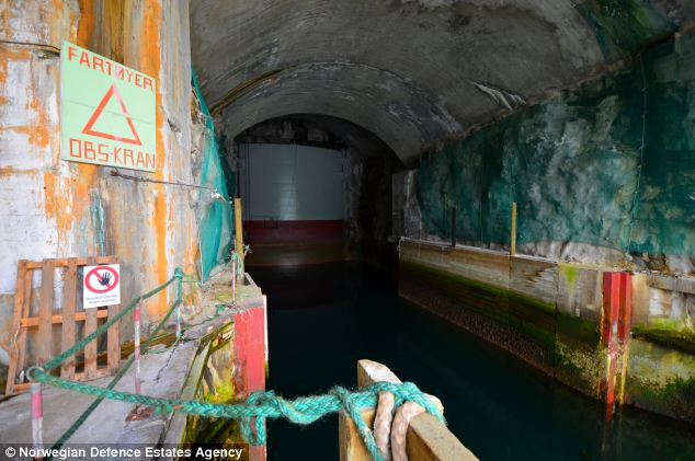 Căn cứ được khởi công xây dựng từ năm 1964 và phải mất 30 năm để hoàn thiện với chi phí 494 triệu USD, nằm ở bên ngoài thành phố Tromso, ngoài khơi bờ biển phía Bắc của Na Uy. Căn cứ được khởi công xây dựng từ năm 1964 và phải mất 30 năm để hoàn thiện với chi phí 494 triệu USD, nằm ở bên ngoài thành phố Tromso, ngoài khơi bờ biển phía Bắc của Na Uy.